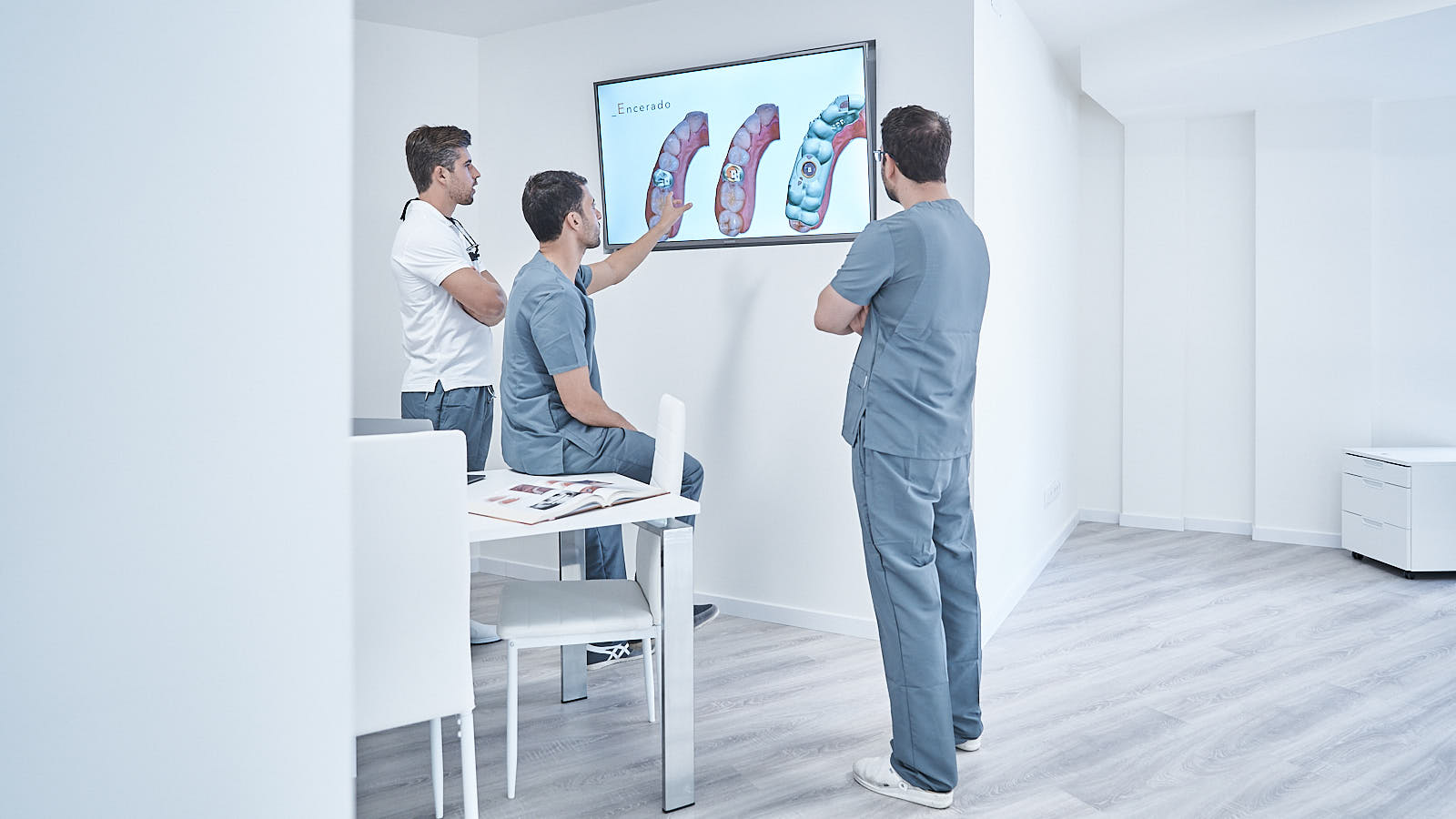 El equipo de la Clínica Nayef revisando un caso en pantalla, con tecnología de planificación digital